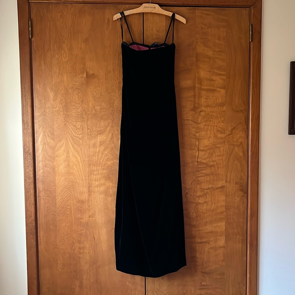 Ann Taylor size 6 strapless black velvet gown with fluted back